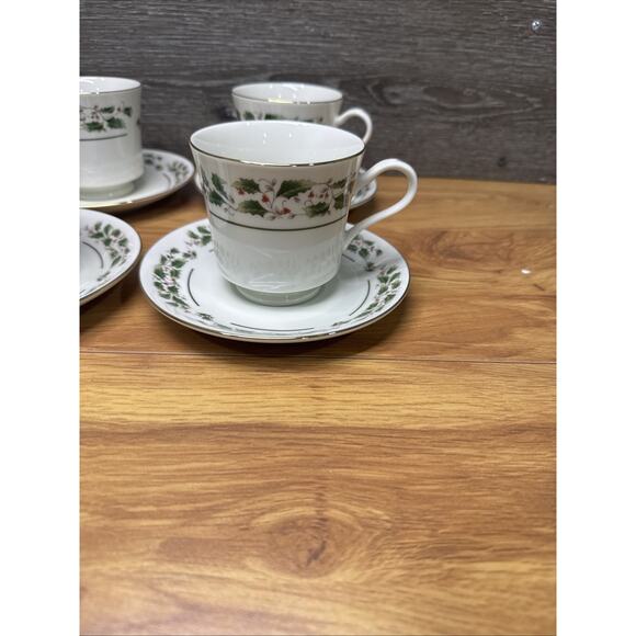 Christmas Holly Fine China Japan Holly Berries Gold Band cup saucer Set of 4 - Picture 5 of 11